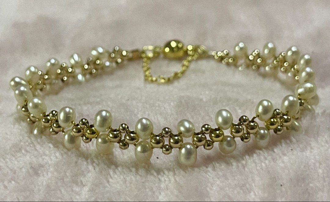 Natural Dancing Pearl Bracelet (Category: Bracelets) located in Manila. Submitted by Crystal_Oracle (Listing ID 1439533643, Image 1). Description: The ancient Vedic astrology links the pearl to the moon. Just like the softness and tranquillity exuded by the moon, the pearl is believed to have a soothing and calming effect on the wearer. Pearls, especially the white variety, are symbolic of purity, wisdom, wealth and integrity. Pearls are for pers