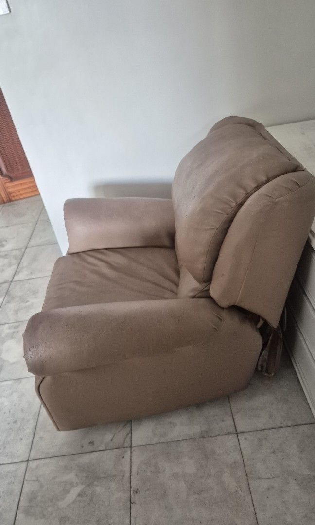 Natuzzi Lazy Boy (Category: Sofas) located in Pasig City. Submitted by zenzen1010 (Listing ID 1439495940, Image 3). Description: Hi All, Im giving this item for free for any store purchase. If you can repair it, the item is yours. DM for more info. Thanks.