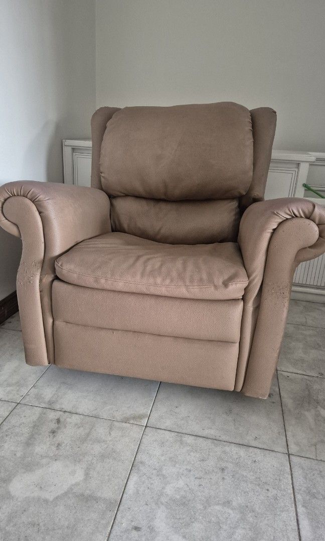 Natuzzi Lazy Boy (Category: Sofas) located in Pasig City. Submitted by zenzen1010 (Listing ID 1439495940, Image 2). Description: Hi All, Im giving this item for free for any store purchase. If you can repair it, the item is yours. DM for more info. Thanks.
