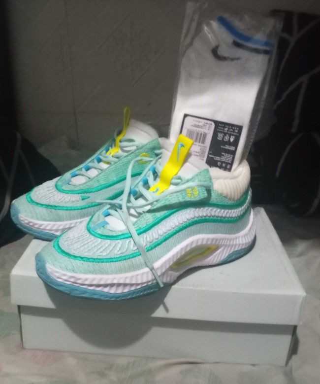 Nike Cosmic Unity 3 (Category: Sneakers) located in Quezon City. Submitted by ojcont75 (Listing ID 1439600790, Image 3). Description: Nike Cosmic Unity 3 Unique design with visible air unit color - jade ice / emerald - Includes original box - Comes with Nike paper bag - Includes a pair of Nike socks IF INTERESTED PLS FEEL FREE TO CALL OR TXT ME THRU CP# 0905 252 2180.