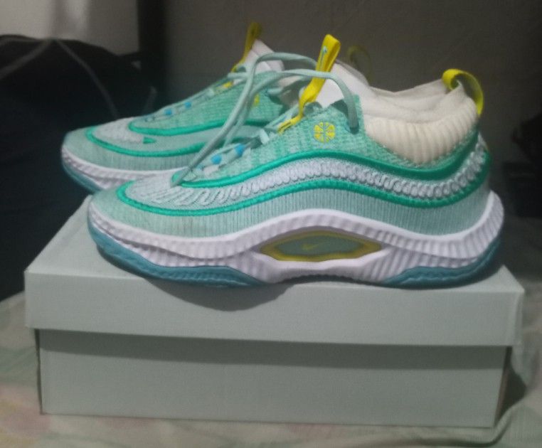 Nike Cosmic Unity 3 (Category: Sneakers) located in Quezon City. Submitted by ojcont75 (Listing ID 1439600790, Image 2). Description: Nike Cosmic Unity 3 Unique design with visible air unit color - jade ice / emerald - Includes original box - Comes with Nike paper bag - Includes a pair of Nike socks IF INTERESTED PLS FEEL FREE TO CALL OR TXT ME THRU CP# 0905 252 2180.