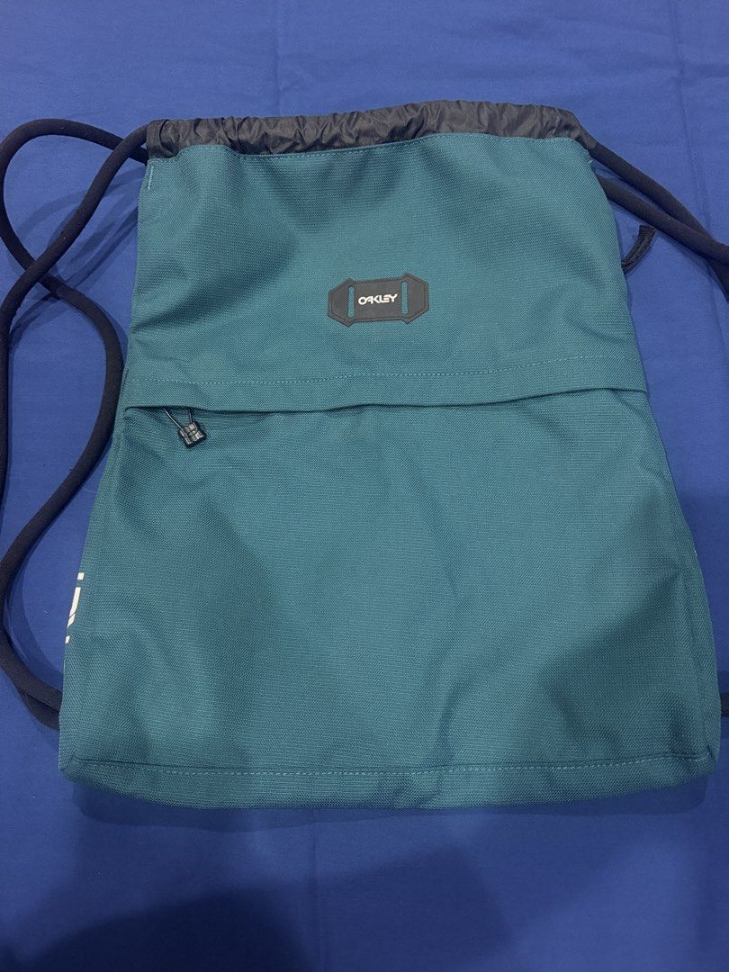 Oakley Utility Sachel Bag Blue Green (Category: Sling Bags) located in Quezon City. Submitted by GeeRo01 (Listing ID 1439524437, Image 1). Description: Color: Blue Green Water Repellent Unused bag, but listed as like new. RFS: Decluttering Location: QC.