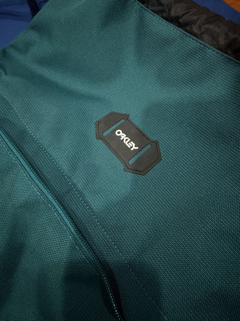 Oakley Utility Sachel Bag Blue Green (Category: Sling Bags) located in Quezon City. Submitted by GeeRo01 (Listing ID 1439524437, Image 2). Description: Color: Blue Green Water Repellent Unused bag, but listed as like new. RFS: Decluttering Location: QC.