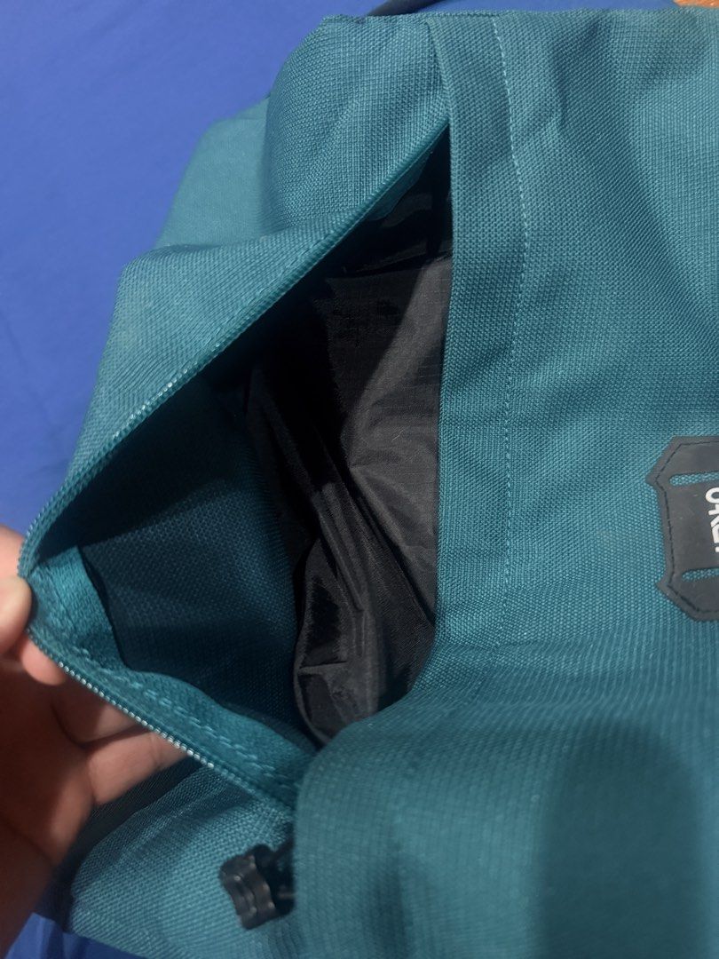 Oakley Utility Sachel Bag Blue Green (Category: Sling Bags) located in Quezon City. Submitted by GeeRo01 (Listing ID 1439524437, Image 3). Description: Color: Blue Green Water Repellent Unused bag, but listed as like new. RFS: Decluttering Location: QC.