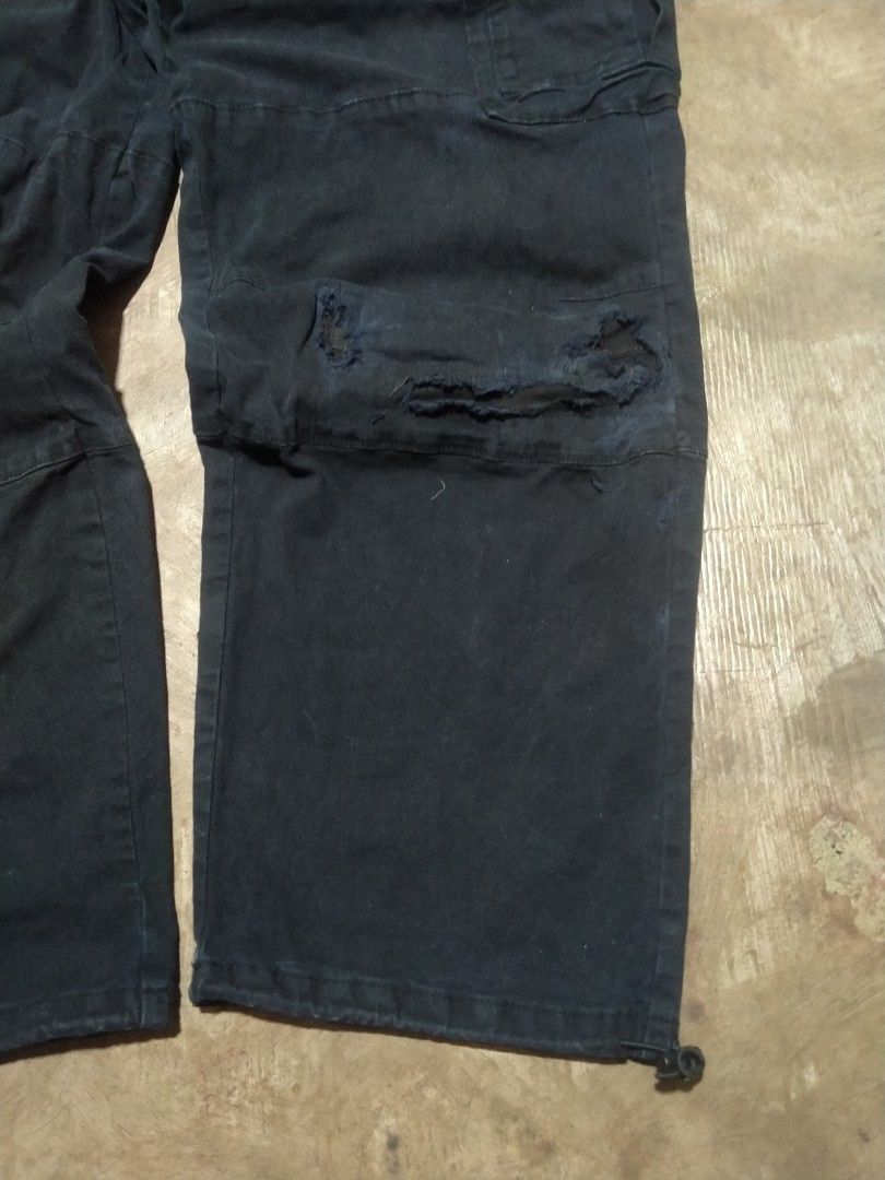 PACSUN CARGO BAGGY PANTS (Category: Jeans) located in Muntinlupa City. Submitted by chief.thrift (Listing ID 1439597190, Image 2). Description: PACSUN BAGGY CARGO WAIST 32-38 ( GARTER ) THIGH 14.2 LENGTH 41.6 LEG HOLE 10.1 (adjustable) CONDITION 9/10 ISSUE: FIXED HOLE.