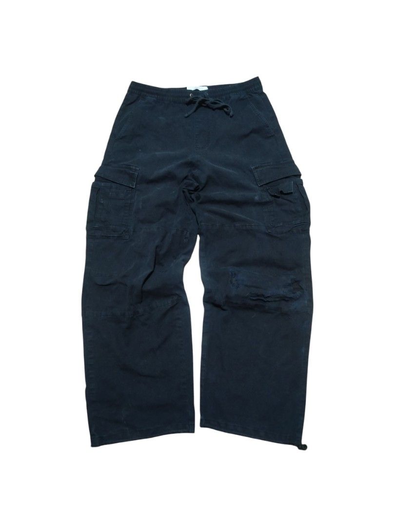 PACSUN CARGO BAGGY PANTS (Category: Jeans) located in Muntinlupa City. Submitted by chief.thrift (Listing ID 1439597190, Image 1). Description: PACSUN BAGGY CARGO WAIST 32-38 ( GARTER ) THIGH 14.2 LENGTH 41.6 LEG HOLE 10.1 (adjustable) CONDITION 9/10 ISSUE: FIXED HOLE.
