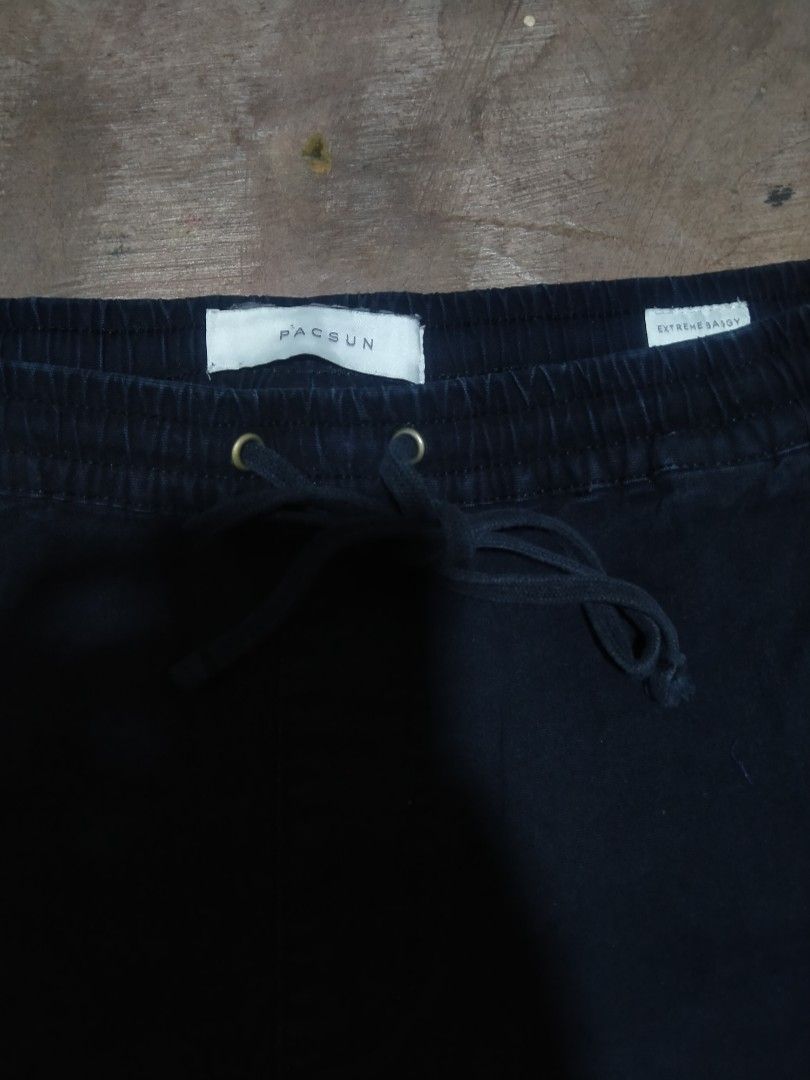 PACSUN CARGO BAGGY PANTS (Category: Jeans) located in Muntinlupa City. Submitted by chief.thrift (Listing ID 1439597190, Image 3). Description: PACSUN BAGGY CARGO WAIST 32-38 ( GARTER ) THIGH 14.2 LENGTH 41.6 LEG HOLE 10.1 (adjustable) CONDITION 9/10 ISSUE: FIXED HOLE.