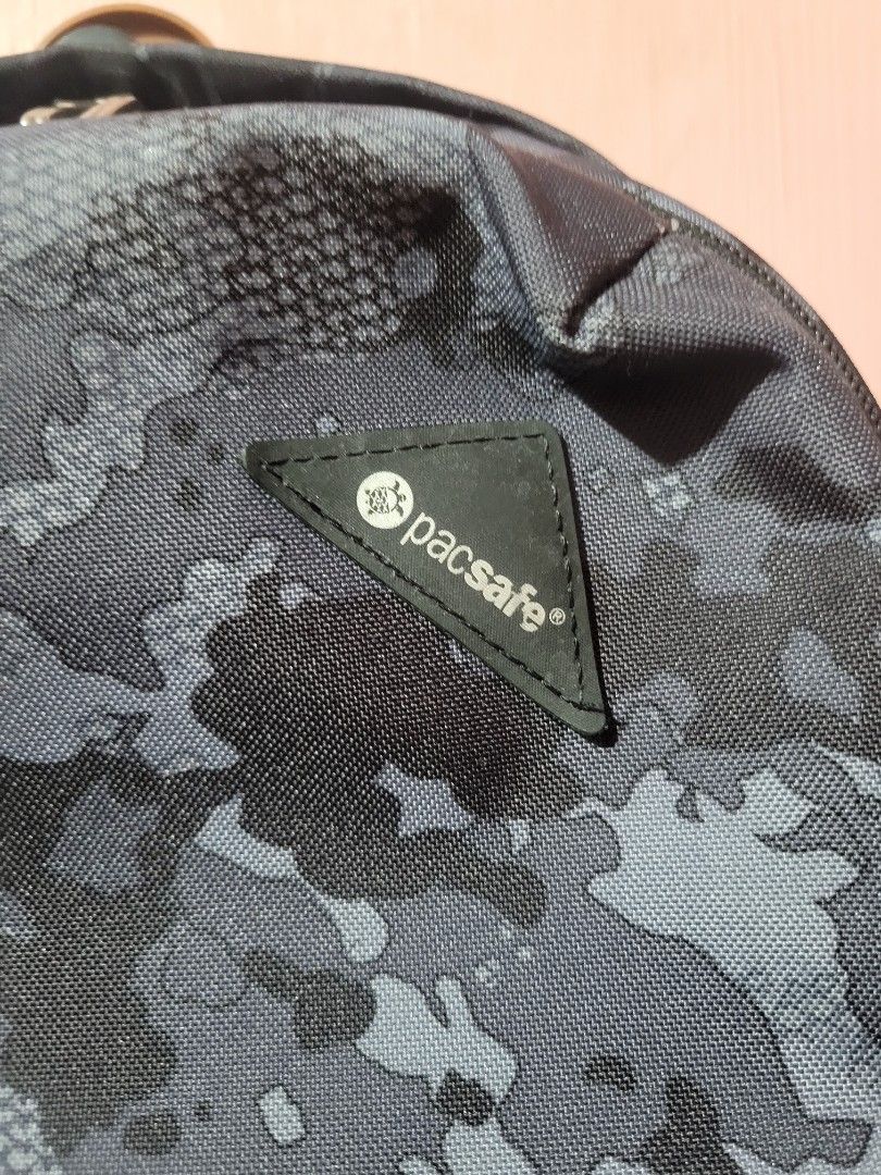 PCASAFE VIBE 25 BACKPACK (Category: Backpacks) located in Manila. Submitted by jay_zone13 (Listing ID 1439531909, Image 3). Description: WTS PACSAFE VIBE 25 BACKPACK AUTHENTIC GOOD AS NEW 5,500 ONLY PM OR CALL 09614052410.