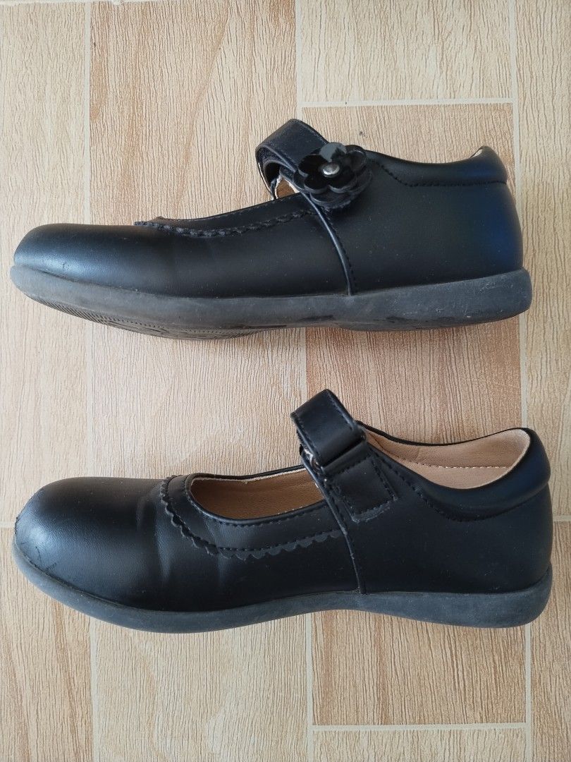 Pitter-Pat school shoes size 31 (Category: Babies & Kids Fashion) located in Lipa City. Submitted by abubotcorner (Listing ID 1439450605, Image 3). Description: normal signs of usage (rubs) with box.