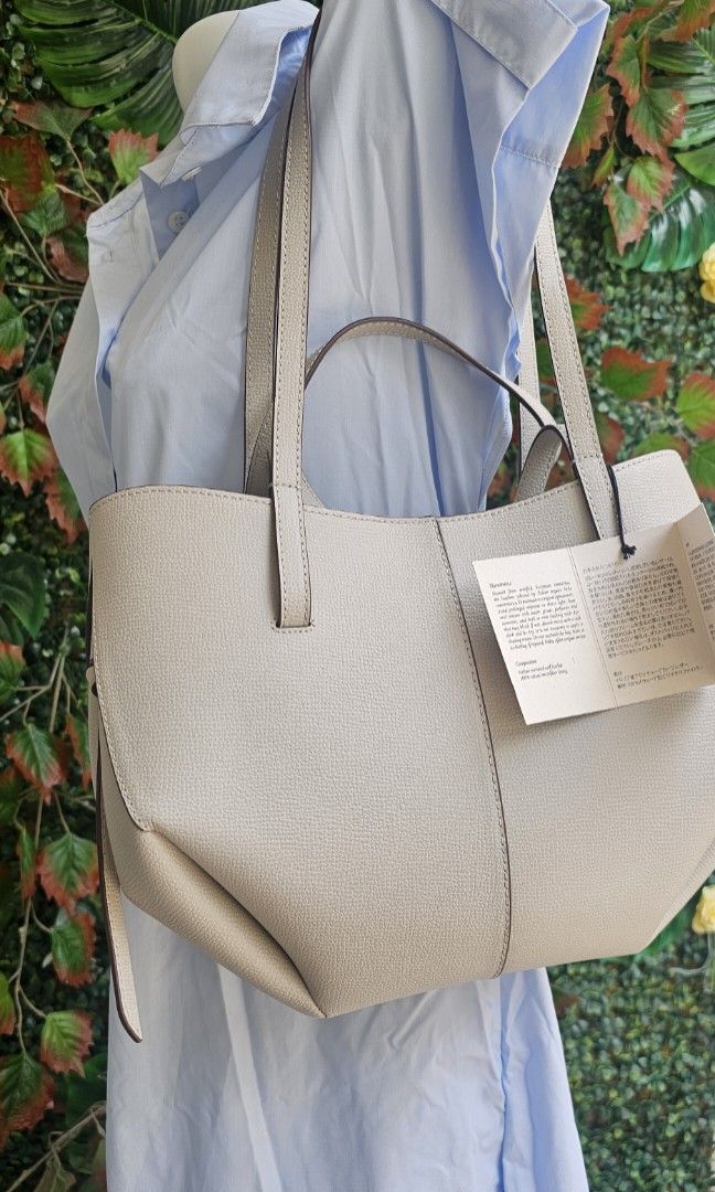 Brandew! Polene cyme mini (Category: Luxury Bags & Wallets) located in Quezon City. Submitted by jlocab (Listing ID 1439453432, Image 2). Description: complete inclusion box paperbag and dustbag bought in UK for 380 plus tax never used.