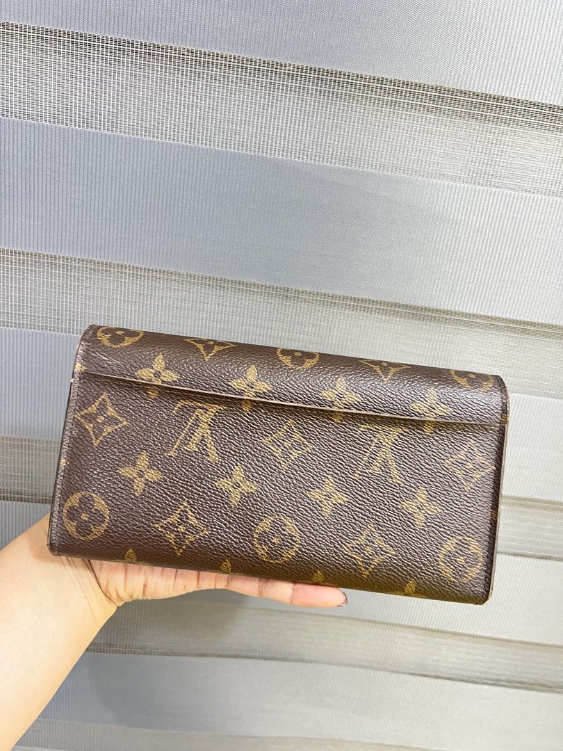 RUSH!!!! Louis Vuitton Sarah Wallet (Category: Luxury Bags & Wallets) located in Antipolo. Submitted by luxurieslvoes (Listing ID 1367068481, Image 3). Description: Original Louis Vuitton Sarah Wallet Rfs: Decluttering Inclusions: Box Receipt Dustbag.
