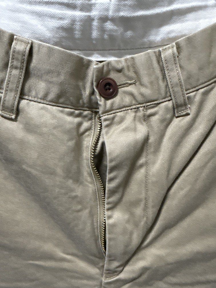 Seluar Uniqlo (Category: Trousers) located in Bentong. Submitted by zulbaidi91 (Listing ID 1439550443, Image 2). Description: Chino pants.