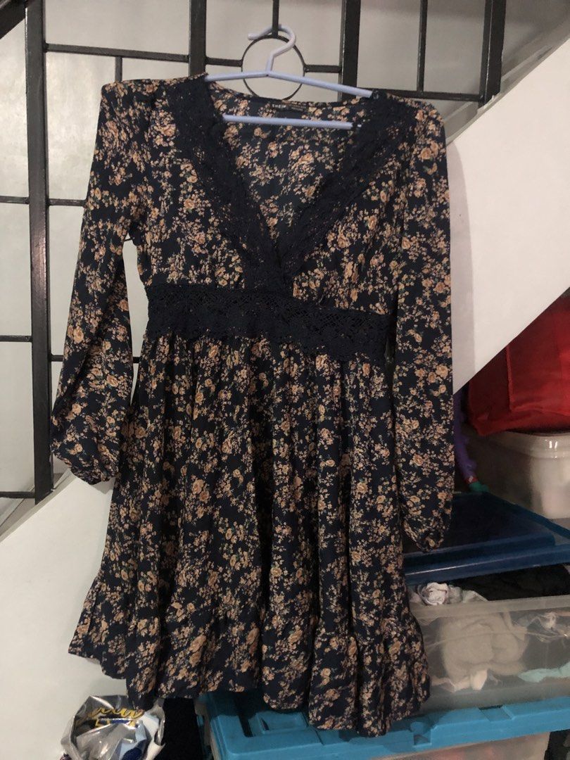 SHEIN Floral Dress - Size L (Category: Dresses) located in Quezon City. Submitted by pickbuy.426 (Listing ID 1439467331, Image 1). Description: - SHEIN floral dress - Size: L - V-neckline - Long sleeves - Black lace detail (neckline & waist) - Flowy skirt - Ruffled hemline -never worn -excellent condition -100% polyester -200 LP.