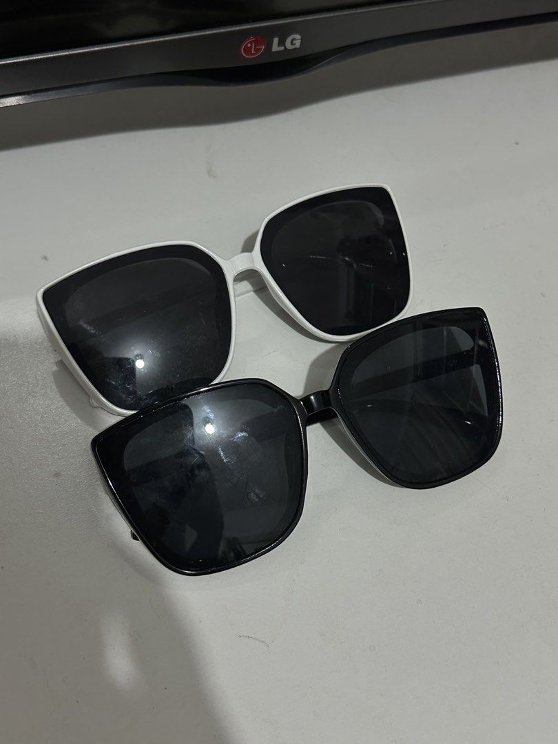 chic big y2k shades (Category: Sunglasses & Eyewear) located in Paranaque City. Submitted by vanilleoir (Listing ID 1439541115, Image 2). Description: - Two pairs of black and white square frame sunglasses - Includes two black cases dm for more detail 100 ea ONLY LALAMOVE NO EXCEPTION !! NO EXTRA PICS NO WW !! ❕payment FIRST basis ❕sf is shouldered by the buyer 📍parañaque mop - gcash ONLY! mod - lalamove ONLY! can sdd, booking thru ME !! no low 