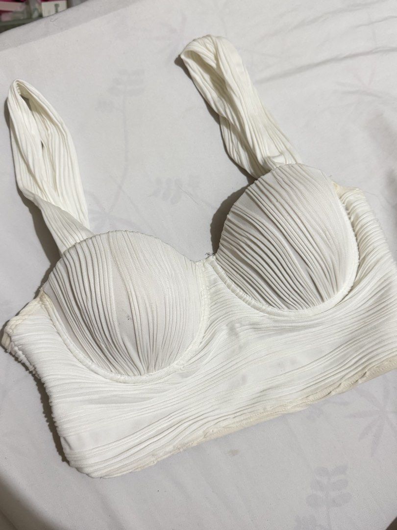 Shein white bustier top sleeveless (Category: Sleeveless) located in Quezon City. Submitted by steffo_declutters (Listing ID 1439421441, Image 1). Description: .
