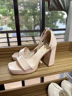 (Category: ) located in . Submitted by wardrobeloop (Listing ID 1439515753, Image 1). Description: .