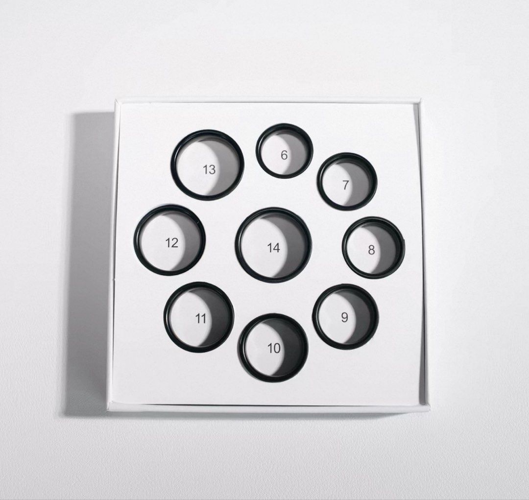 Smart Ring Sizer （分類：家居改善及收納用品）位於 Hong Kong。 由 nini.hk 提交（商品編號 1439596391，圖片 1）。簡介： Smart Ring sizer helps you find your perfect ring size. It includes a box with various ring sizers, numbered from 6 to 14. The sizers are black and are arranged in a circular pattern within the white box. The box is white and has the words "Smart Ring Find Your Size" printed on the lid.。