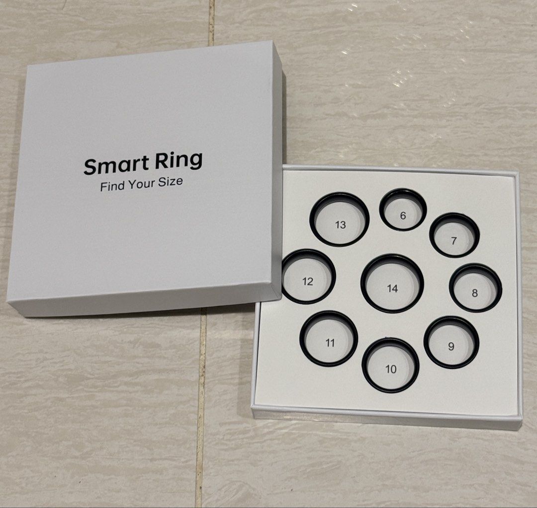 Smart Ring Sizer （分類：家居改善及收納用品）位於 Hong Kong。 由 nini.hk 提交（商品編號 1439596391，圖片 2）。簡介： Smart Ring sizer helps you find your perfect ring size. It includes a box with various ring sizers, numbered from 6 to 14. The sizers are black and are arranged in a circular pattern within the white box. The box is white and has the words "Smart Ring Find Your Size" printed on the lid.。