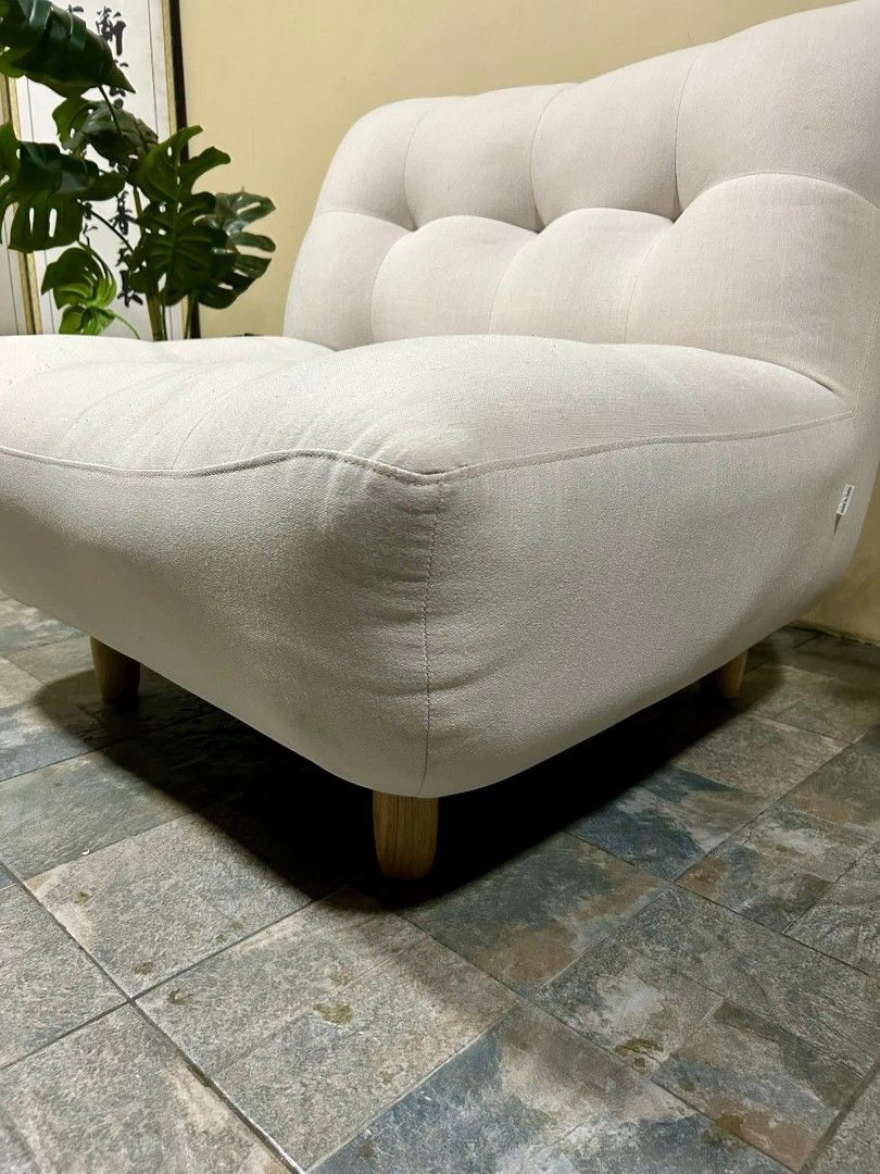 Sofa (Category: Sofas) located in Meycauayan. Submitted by marygracecasimiro (Listing ID 1439589246, Image 3). Description: Imported Big n Bulky Gamuza Beige Sofa from Korea P12,000 lang mga suki/ Last Price 37x35x38in Super ang Ganda neto mga suki🌼🌺 Pwede sa Maselan Gamuza Beige Walang Sag Walang Lubog Makapal ang Foam Super Comfy Heavy Duty No issue Good Condition💚💚 Minor Scratch From Korea #bigbulkysofa #sofa #koreasurplus #highlightsevery