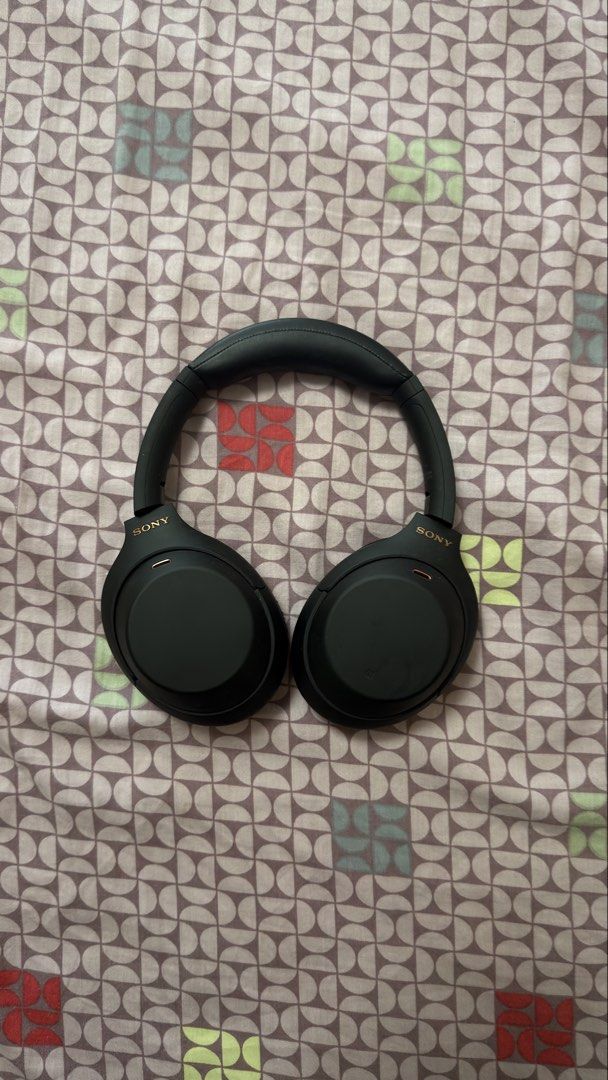 Sony WH-1000XM4 (Category: Headphones & Headsets) located in Manila. Submitted by dinonuggetloverr (Listing ID 1439567547, Image 1). Description: No box, but has the case slight peeling on the ear pads great condition 6000₱ negotiable .