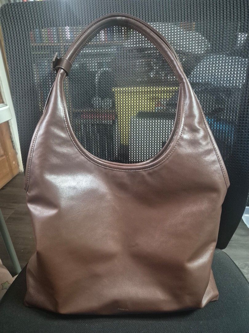 Stand oil shoulder bag (Category: Luxury Bags & Wallets) located in Manila. Submitted by cutefinds (Listing ID 1439553060, Image 1). Description: Dm if interested.