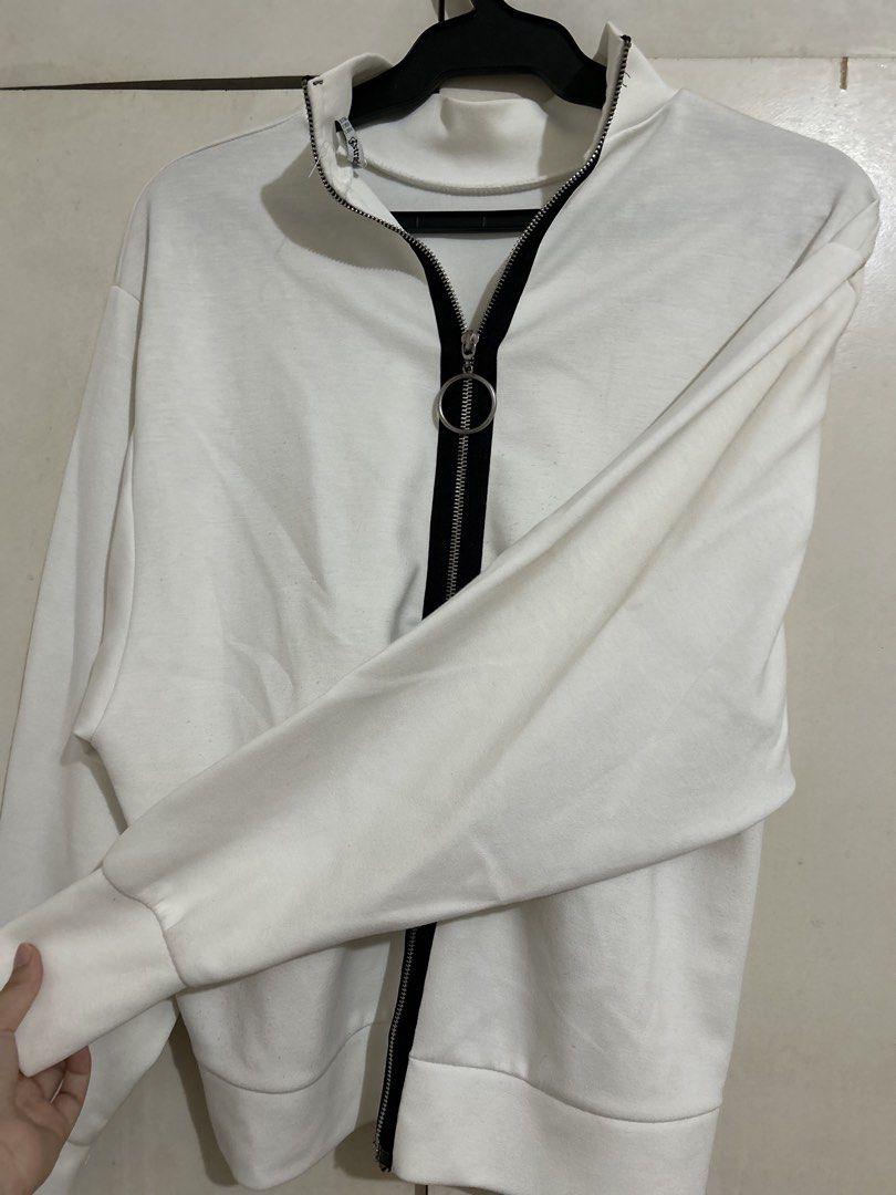 Stradivarius Bomber Zip-Up Jacket (Category: Coats, Jackets and Outerwear) located in Quezon City. Submitted by samthingsshop (Listing ID 1439570939, Image 2). Description: - White zip-up jacket - Black zipper with ring pull - Long sleeves - Relaxed fit - Has some lint that can be removed (see last photo).