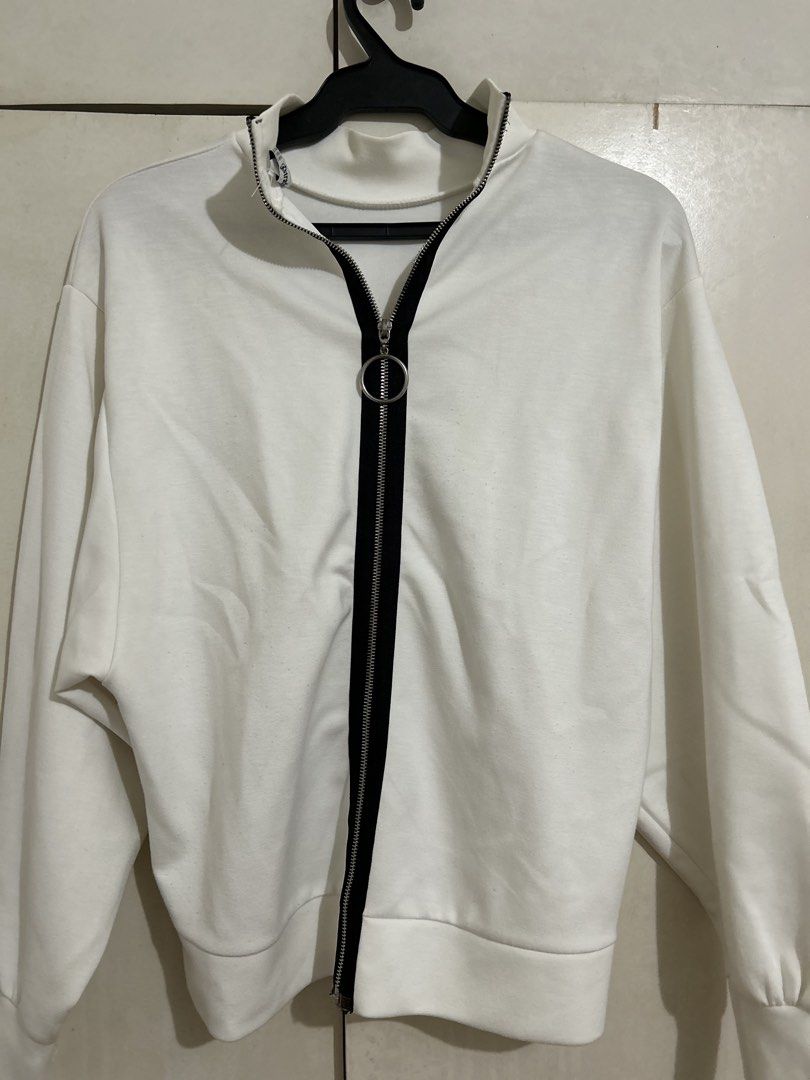 Stradivarius Bomber Zip-Up Jacket (Category: Coats, Jackets and Outerwear) located in Quezon City. Submitted by samthingsshop (Listing ID 1439570939, Image 1). Description: - White zip-up jacket - Black zipper with ring pull - Long sleeves - Relaxed fit - Has some lint that can be removed (see last photo).