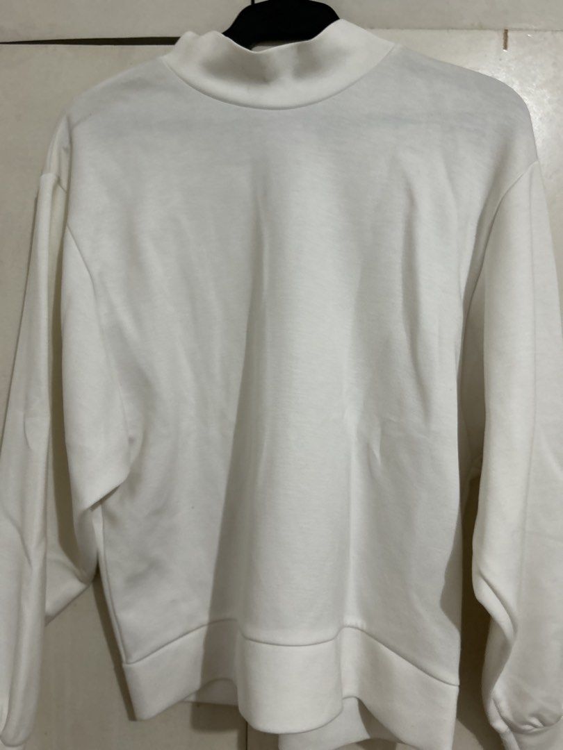 Stradivarius Bomber Zip-Up Jacket (Category: Coats, Jackets and Outerwear) located in Quezon City. Submitted by samthingsshop (Listing ID 1439570939, Image 3). Description: - White zip-up jacket - Black zipper with ring pull - Long sleeves - Relaxed fit - Has some lint that can be removed (see last photo).