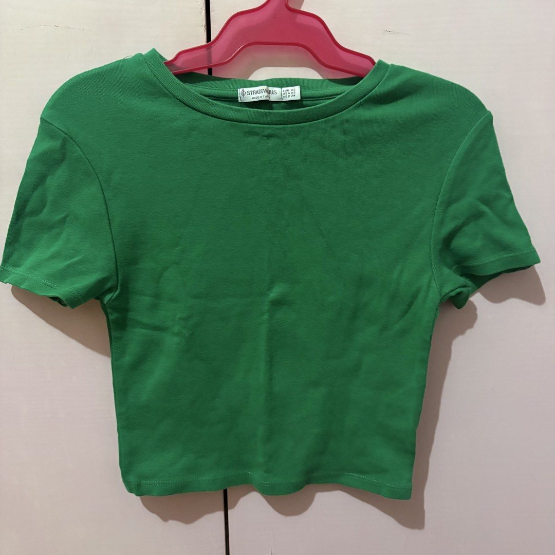Stradivarius Green Crop Top XS (Category: Shirts) located in Taguig. Submitted by xoalexv (Listing ID 1439479898, Image 1). Description: - Stradivarius crop top - Vibrant green color - Size: XS - Features: Round neck, short sleeves - Made in Turkey - Comfortable fit - Ideal for casual wear or layering.