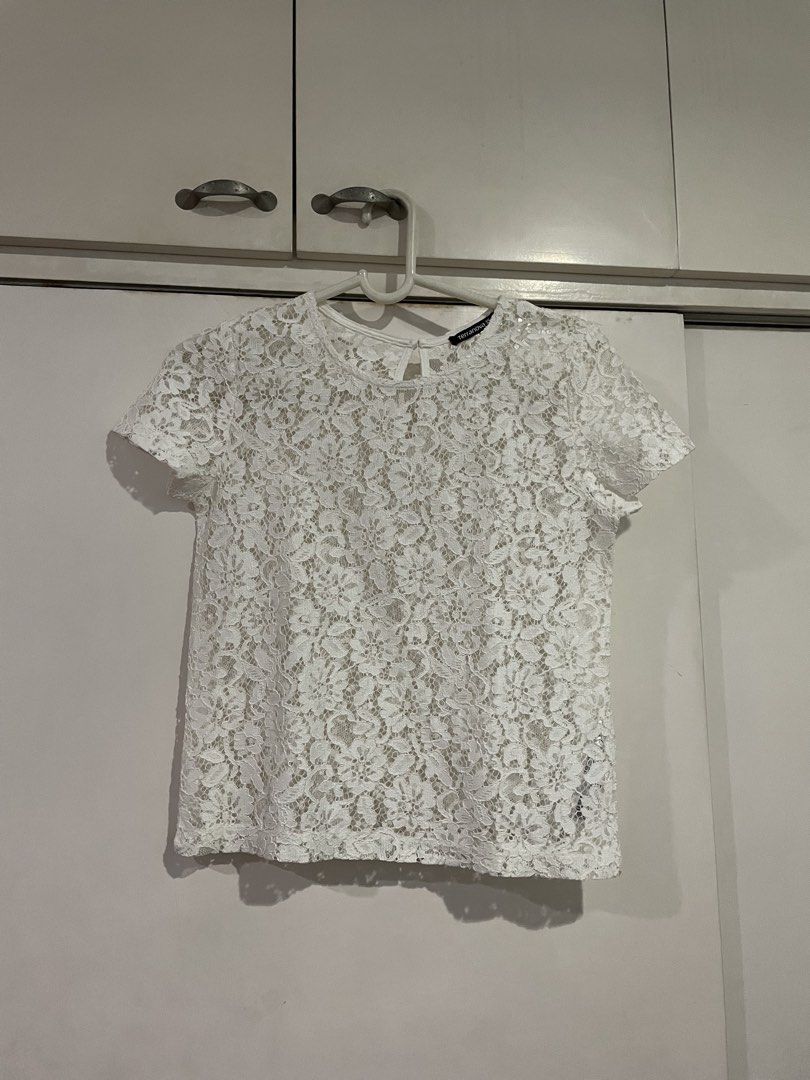 Terranova White Lace Top XS (Category: Blouses) located in Makati City. Submitted by Pinksisters (Listing ID 1439569236, Image 1). Description: - Terranova white lace top - Size: XS - Features a round neckline - Short sleeves - Great for layering - A versatile wardrobe piece.