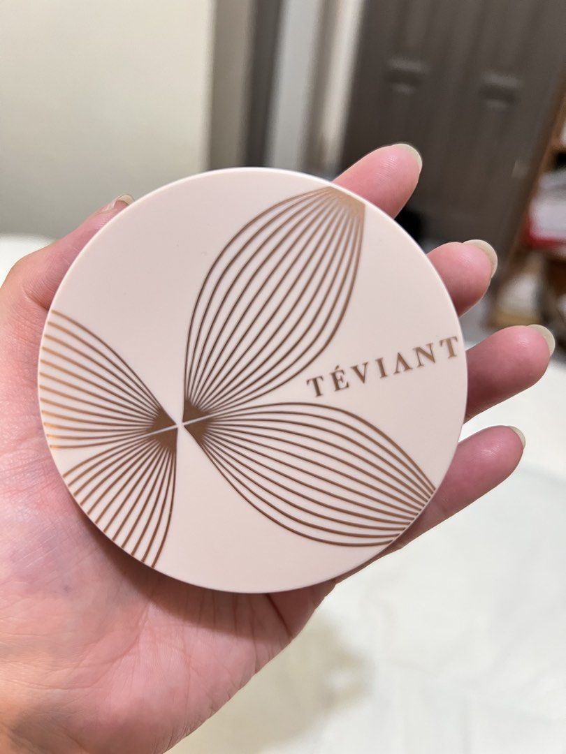 Teviant The Ultimate Skin Master Loose Powder Matcha (Category: Makeup) located in Marikina City. Submitted by kateeyschoice (Listing ID 1439591721, Image 3). Description: - Teviant The Ultimate Skin Master Loose Powder in Matcha - Sets makeup and controls shine - Rebalances skin - Vegan and paraben-free formula - Light pink compact with gold leaf design - Light green powder color ✨ Selling my loose setting powder ✨ Bought for 695.00 PHP Shade di