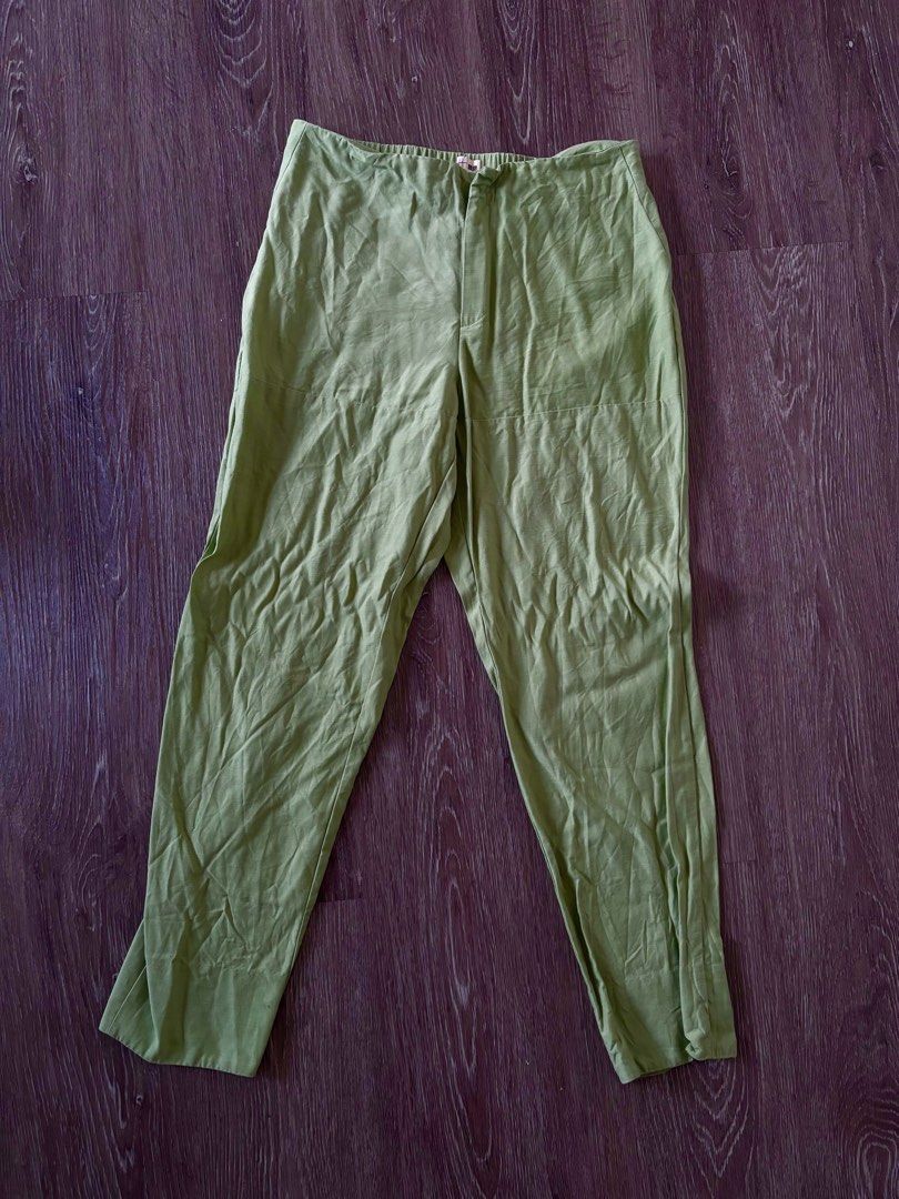 UNIQLO Avocado Green Pants (Category: Other Bottoms) located in Taguig. Submitted by danammn (Listing ID 1439509432, Image 1). Description: - Uniqlo Green Pants - Size: L - Waist: 69-75cm - Hips: 96-100cm - Color: Avocado Green ISSUE: missing anchor for the hook closure MOP: GCash / Bank transfer Shipping c/o buyer. NO MEET-UPS! Location: Sta Ana, Manila.