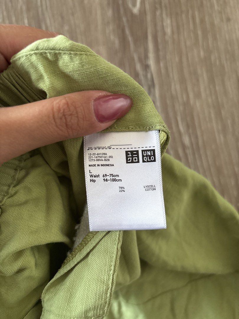 UNIQLO Avocado Green Pants (Category: Other Bottoms) located in Taguig. Submitted by danammn (Listing ID 1439509432, Image 3). Description: - Uniqlo Green Pants - Size: L - Waist: 69-75cm - Hips: 96-100cm - Color: Avocado Green ISSUE: missing anchor for the hook closure MOP: GCash / Bank transfer Shipping c/o buyer. NO MEET-UPS! Location: Sta Ana, Manila.