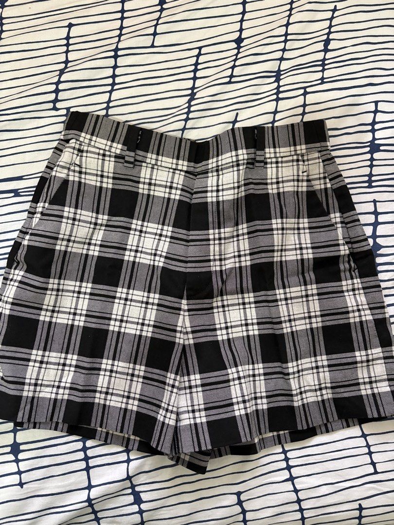Uniqlo Plaid Shorts - Size S (Category: Shorts) located in Muntinlupa City. Submitted by take2mnl (Listing ID 1439528148, Image 1). Description: - Uniqlo plaid shorts - Color: Black and White - Size: S - Waist: 60-66cm - Hips: 85-91cm - Material: Polyester, Rayon, Spandex blend - Closure: Button and zipper - Features: Pockets.