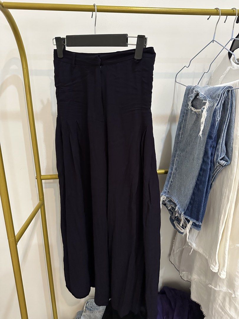 Urban revivo navy blue cullotes pants (Category: Other Bottoms) located in Caloocan City. Submitted by sophie.beaver08-33478 (Listing ID 1439458077, Image 1). Description: Size 26 hw Length 35.