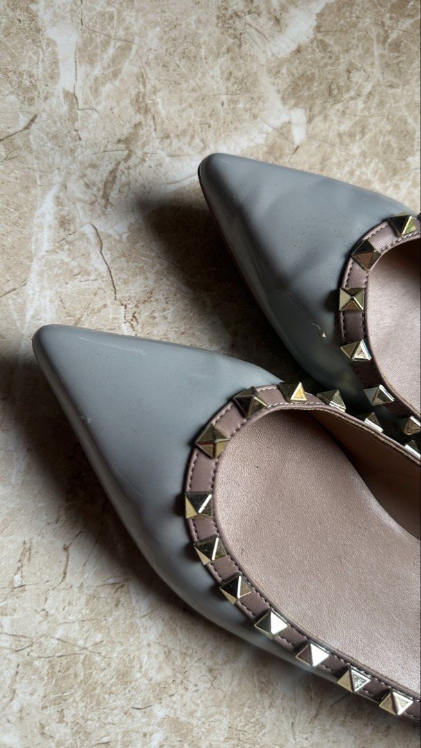 Valentino Garavani Rockstud Flats (Category: Flats & Sandals) located in Pateros City. Submitted by waiteetee (Listing ID 1439422715, Image 1). Description: DUPE Used once - Valentino Garavani Rockstud flats - Light grey color - Signature gold-tone Rockstud embellishments - Comes with Valentino box - Pointed toe design - Low heel - Light pink interior.