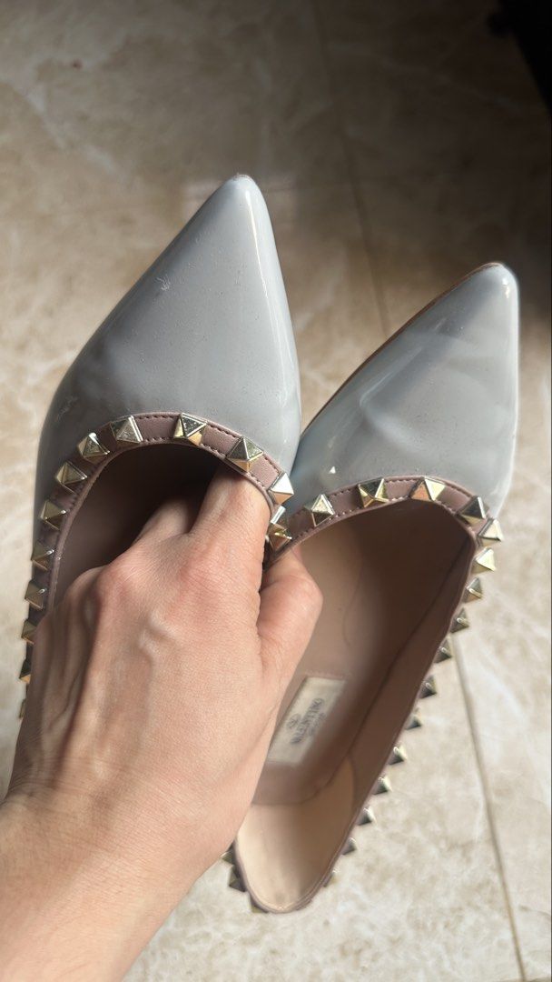 Valentino Garavani Rockstud Flats (Category: Flats & Sandals) located in Pateros City. Submitted by waiteetee (Listing ID 1439422715, Image 3). Description: DUPE Used once - Valentino Garavani Rockstud flats - Light grey color - Signature gold-tone Rockstud embellishments - Comes with Valentino box - Pointed toe design - Low heel - Light pink interior.