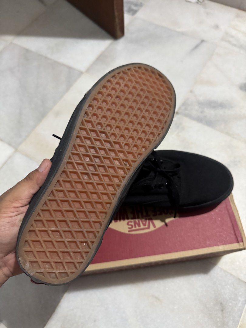 vans authentic (Category: Sneakers) located in Kulim. Submitted by M.aimann2 (Listing ID 1439561939, Image 3). Description: jarang pakai ada sikit terkopak bahagian tepi sebab simpan and jarang pakai siap box.
