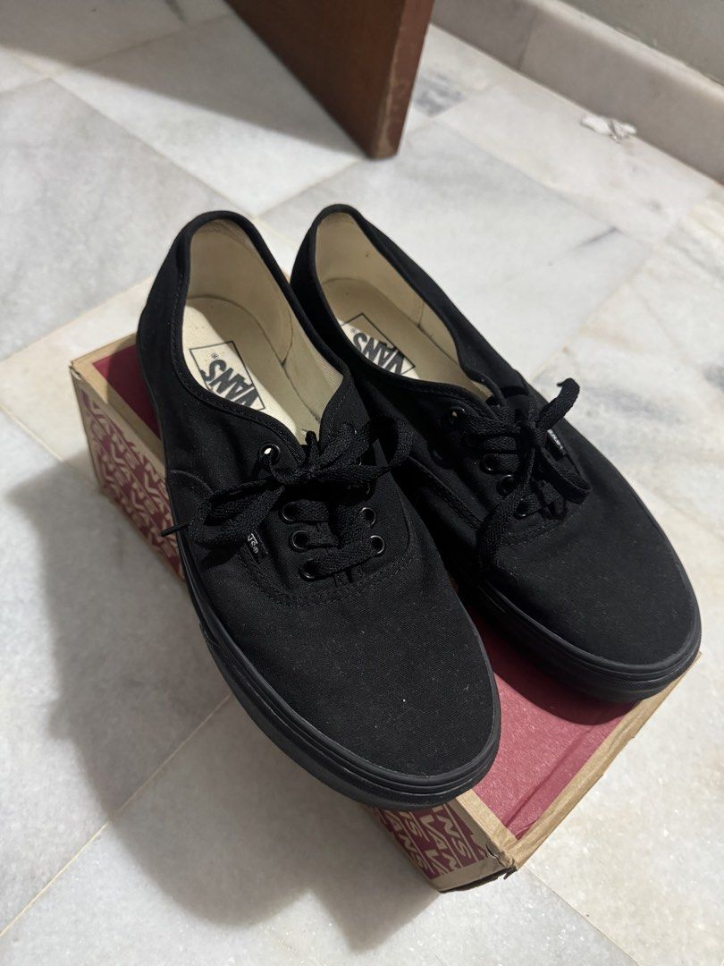vans authentic (Category: Sneakers) located in Kulim. Submitted by M.aimann2 (Listing ID 1439561939, Image 2). Description: jarang pakai ada sikit terkopak bahagian tepi sebab simpan and jarang pakai siap box.