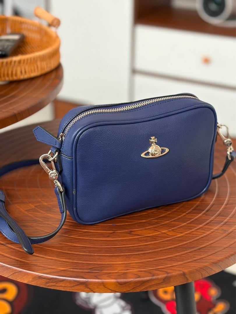 Vivienne Westwood Sling Bag (Category: Luxury Bags & Wallets) located in Mexico. Submitted by bugskiethrift (Listing ID 1439481920, Image 2). Description: authentic excellent condition may sign of usage lang check photos for details bump a message for more info.