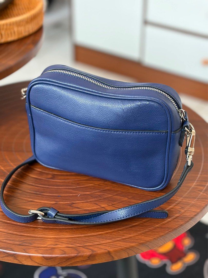Vivienne Westwood Sling Bag (Category: Luxury Bags & Wallets) located in Mexico. Submitted by bugskiethrift (Listing ID 1439481920, Image 3). Description: authentic excellent condition may sign of usage lang check photos for details bump a message for more info.