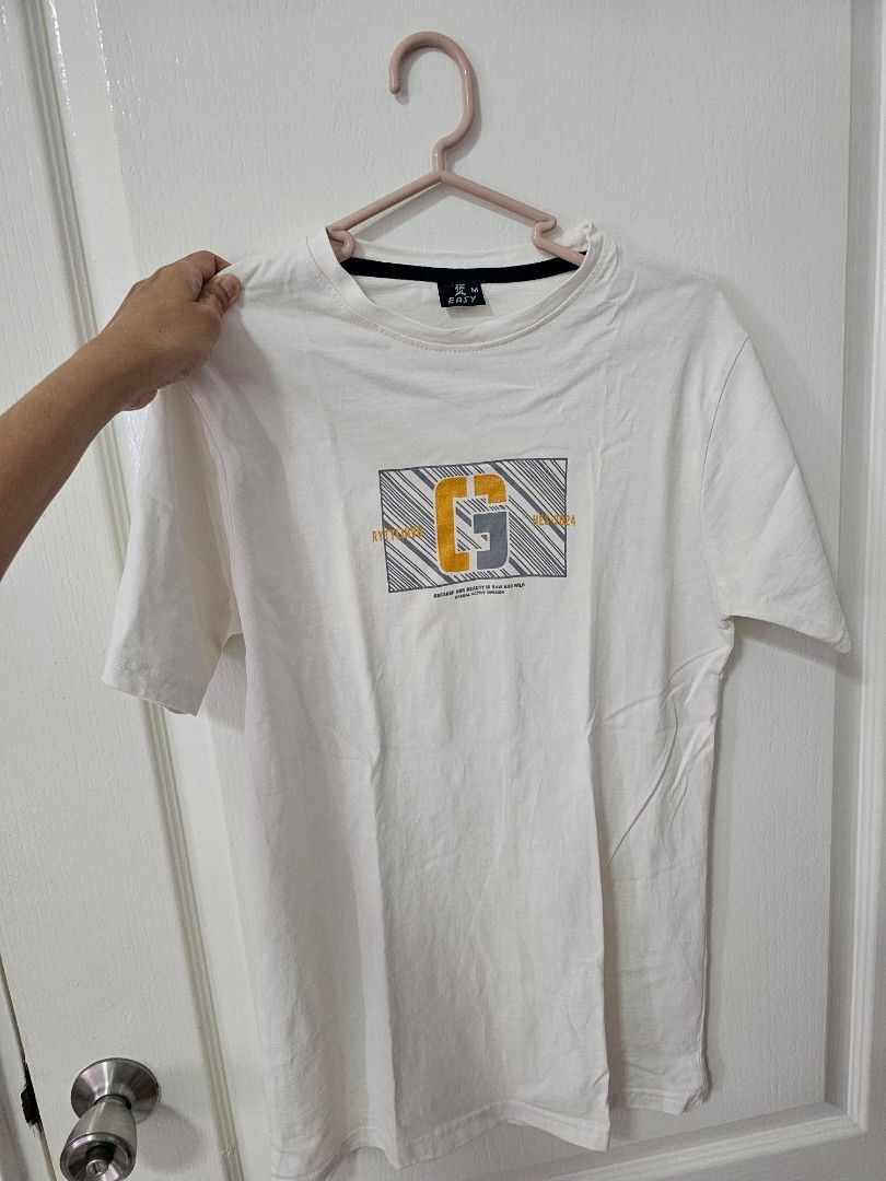 White Graphic Tee - Size M (Category: Tshirts & Polo Shirts) located in Singapore. Submitted by bellarose14 (Listing ID 1439511078, Image 1). Description: - White t-shirt - Graphic design on front - Size: M - Condition: Good - Suitable for casual wear.