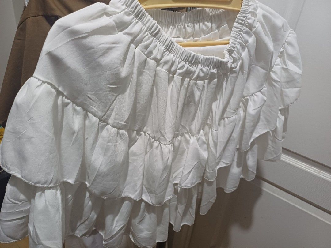 White Ruffled Skirt (Category: Blouses) located in Pasig City. Submitted by wisefish.626cb7 (Listing ID 1439563504, Image 2). Description: .