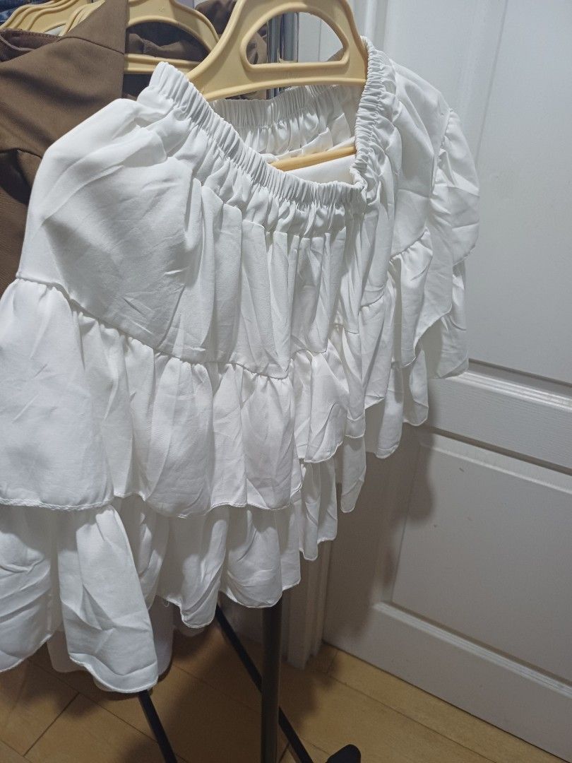 White Ruffled Skirt (Category: Blouses) located in Pasig City. Submitted by wisefish.626cb7 (Listing ID 1439563504, Image 3). Description: .