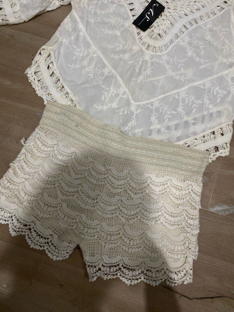 WHITE SET COORDINATES (Category: Sets or Coordinates) located in Carmona. Submitted by akhimraco.bns (Listing ID 1439547140, Image 3). Description: - size medium.