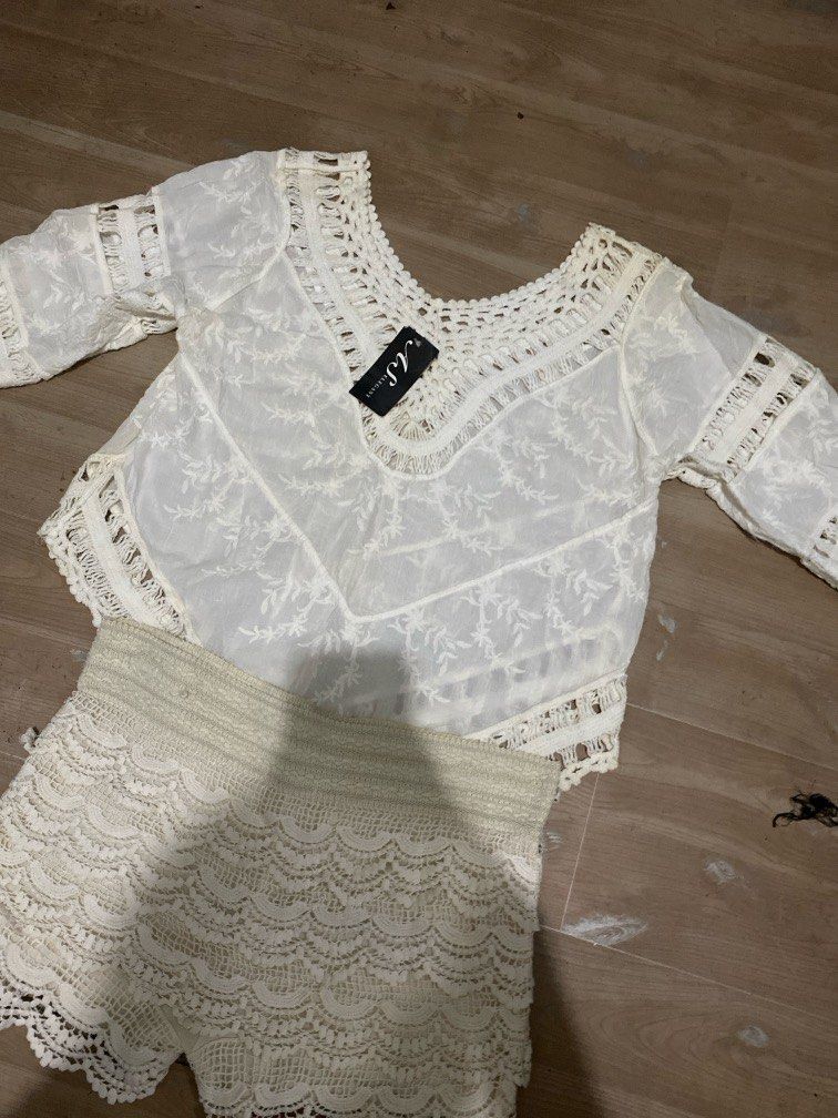 WHITE SET COORDINATES (Category: Sets or Coordinates) located in Carmona. Submitted by akhimraco.bns (Listing ID 1439547140, Image 2). Description: - size medium.