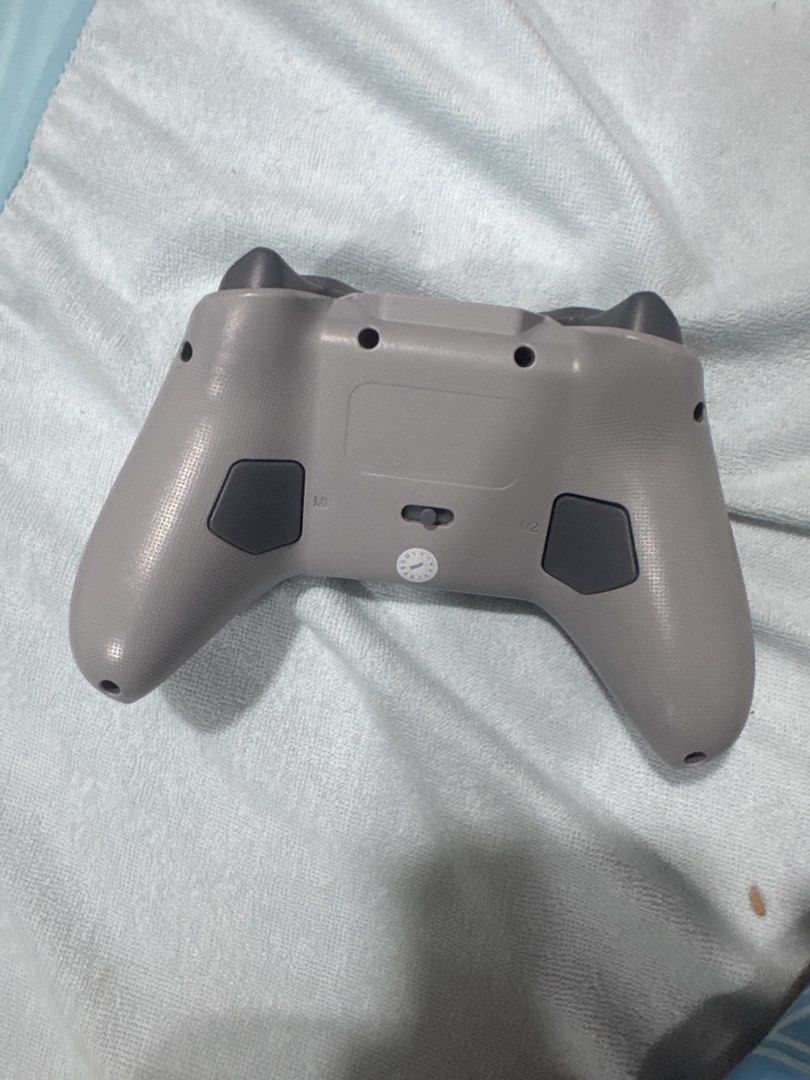 Wireless gaming controller (Category: Controllers) located in Singapore. Submitted by reyanshbball (Listing ID 1439539947, Image 3). Description: Works with bluetooth and can charge It might work with nintendo or PS never tried to because i dont have but doesnt work with Xbox. .