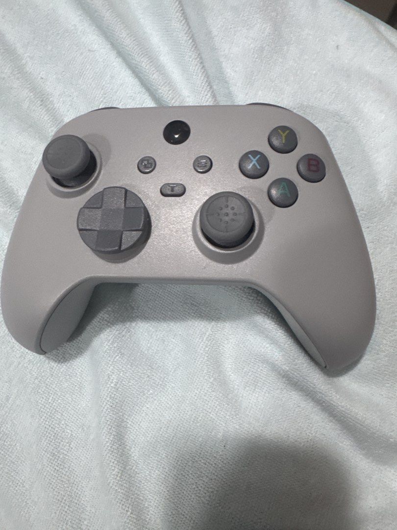 Wireless gaming controller (Category: Controllers) located in Singapore. Submitted by reyanshbball (Listing ID 1439539947, Image 2). Description: Works with bluetooth and can charge It might work with nintendo or PS never tried to because i dont have but doesnt work with Xbox. .