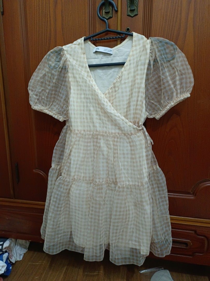 Zara Gingham Dress Size 7 (Category: Babies & Kids Fashion) located in San Pedro. Submitted by aey04 (Listing ID 1439523577, Image 1). Description: - Gingham wrap dress - Size 7 - Made in Morocco - Short, puffy sleeves - Tiered skirt - V-neckline - Tie waist closure - Lightweight fabric.