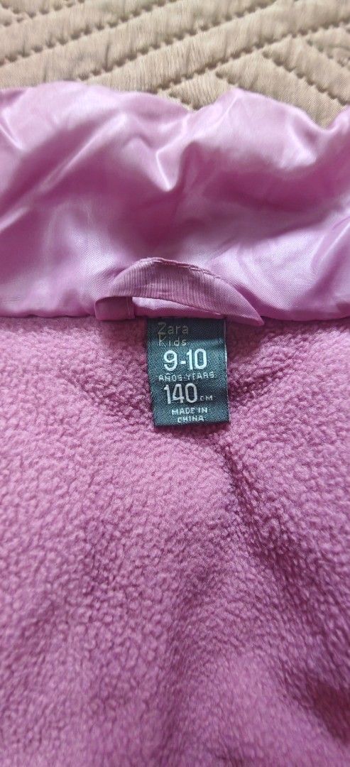 Zara Kids Padded Jacket with Scarf (Category: Babies & Kids Fashion) located in Iloilo. Submitted by jandj_preloved2026 (Listing ID 1439445326, Image 3). Description: - Zara Kids padded jacket - Size: 9-10 years old (140cm) - Soft pink interior lining - Zip closure - High collar - Includes a white faux fur scarf.